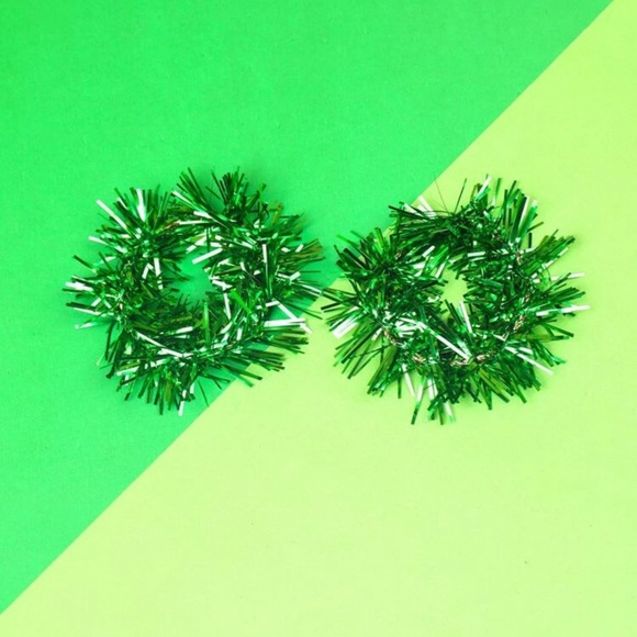 🎄 Awesome Shiny Tinsel Hoop Earrings 🎄 - Picture 3 of 5